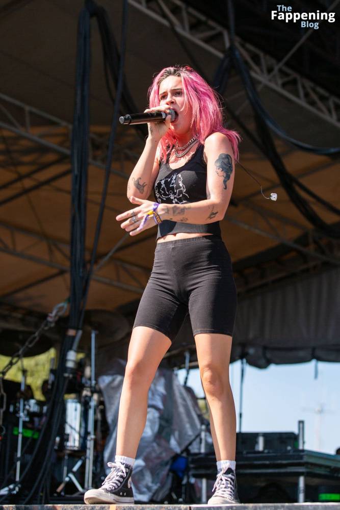 Bea Miller Shows Off Her Cameltoe on Stage (17 Photos) - #12