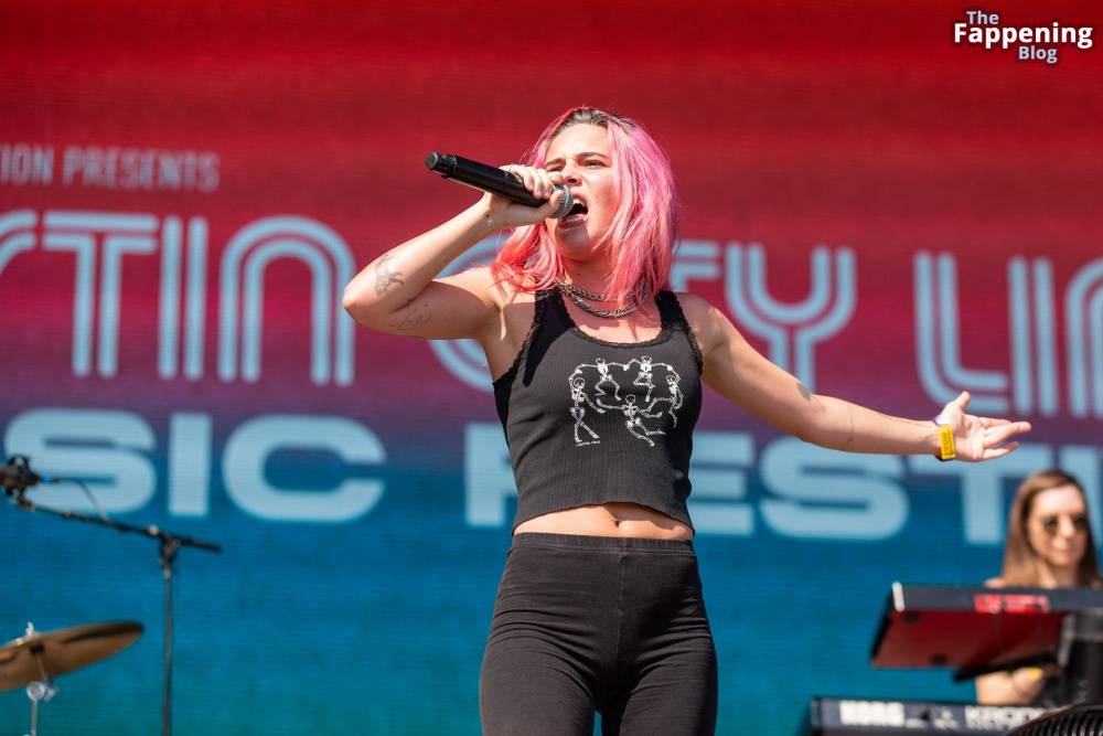 Bea Miller Shows Off Her Cameltoe on Stage (17 Photos) - #13