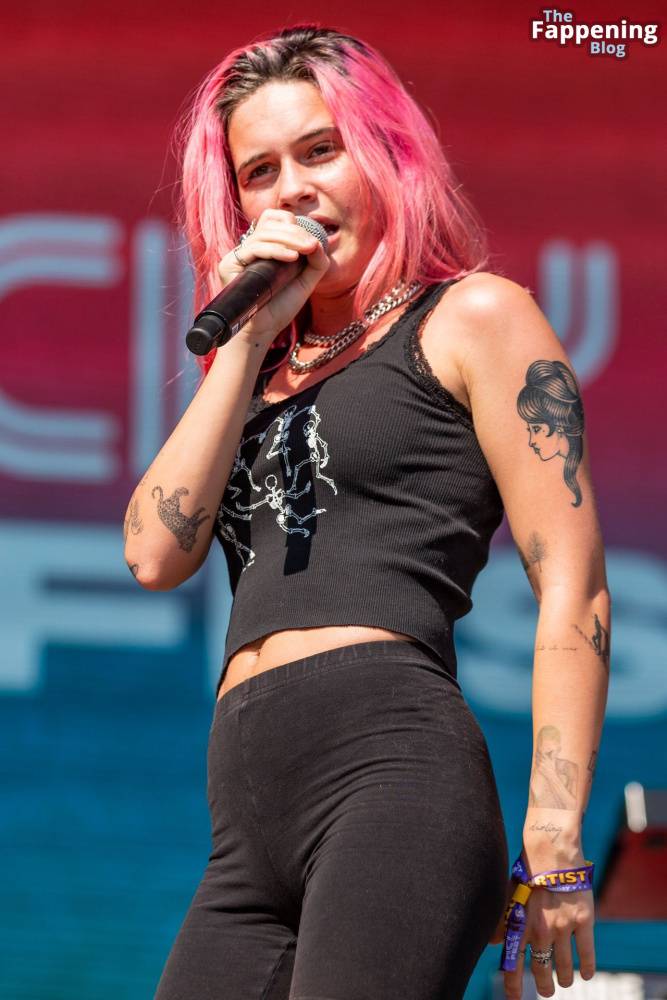 Bea Miller Shows Off Her Cameltoe on Stage (17 Photos) - #2