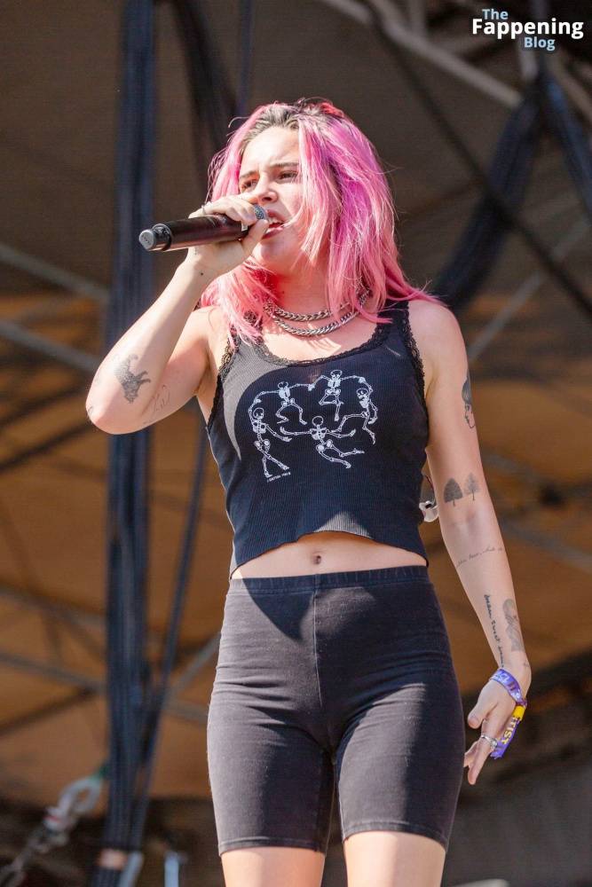 Bea Miller Shows Off Her Cameltoe on Stage (17 Photos) - #1