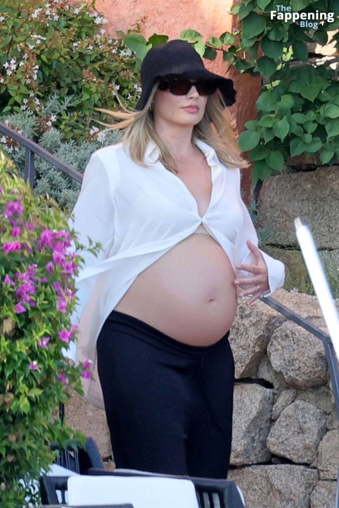 Pregnant Margot Robbie Looks Radiant While Pictured With Her Husband in Sardinia (130 Photos) - #1