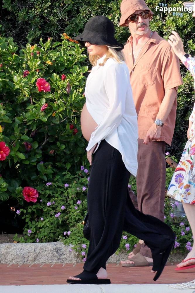 Pregnant Margot Robbie Looks Radiant While Pictured With Her Husband in Sardinia (130 Photos) - #21