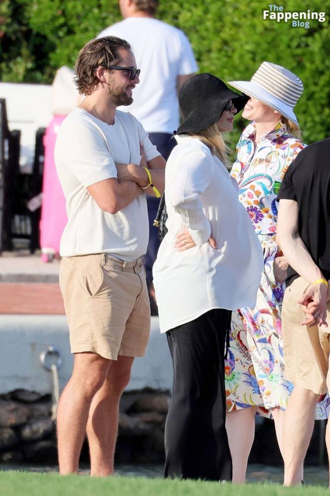 Pregnant Margot Robbie Looks Radiant While Pictured With Her Husband in Sardinia (130 Photos) - #25