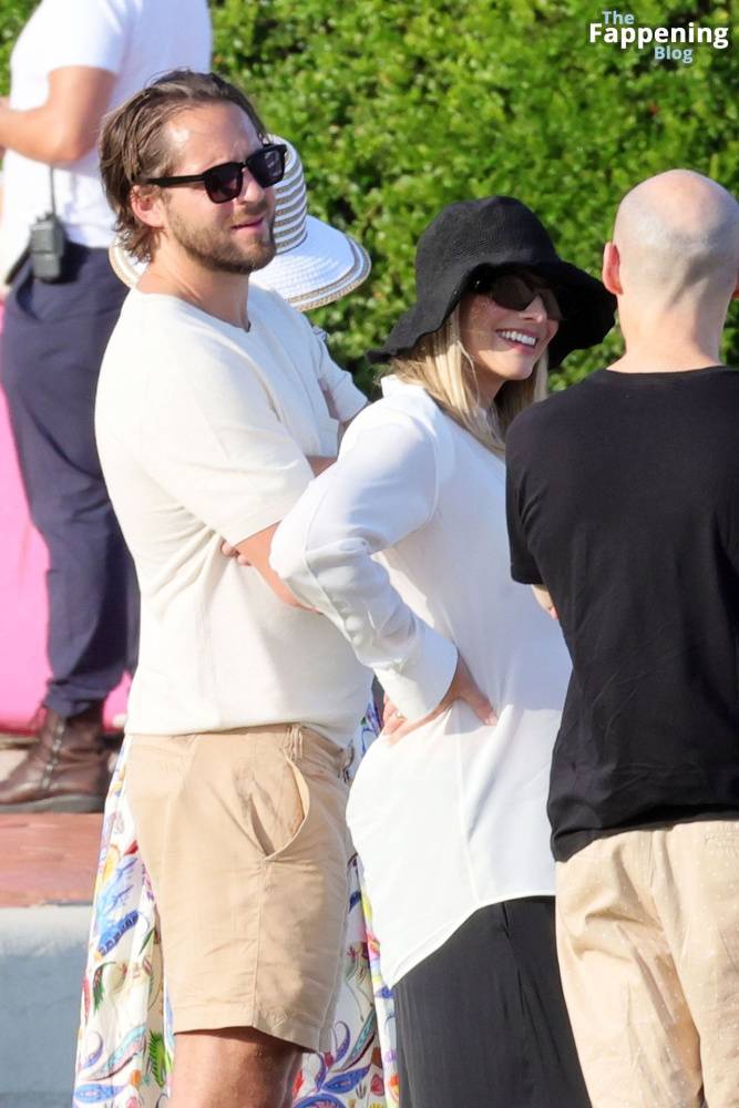 Pregnant Margot Robbie Looks Radiant While Pictured With Her Husband in Sardinia (130 Photos) - #28