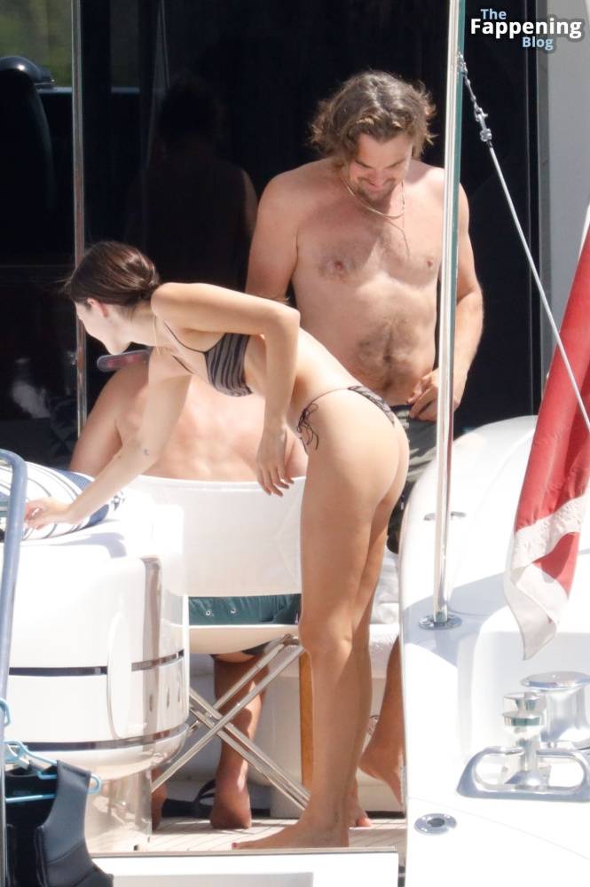 Vittoria Ceretti & Leonardo Di Caprio Soak Up the Sun in Sardinia (133 Photos) - #7