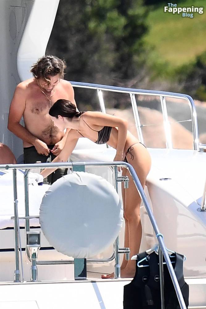 Vittoria Ceretti & Leonardo Di Caprio Soak Up the Sun in Sardinia (133 Photos) - #17