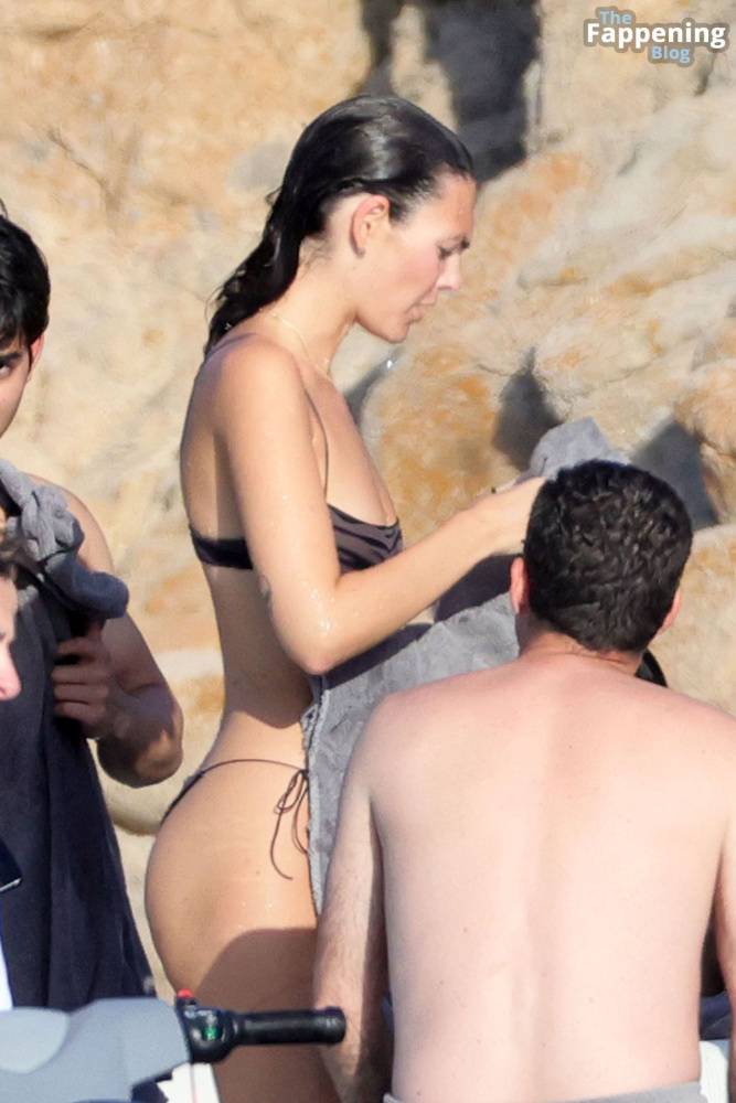 Vittoria Ceretti Displays Her Sexy Butt on a Yacht in Sardinia (49 Photos) - #25