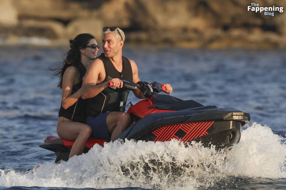 Kendall Jenner Looks Great in a Tiny Green Bikini in Ibiza (140 Photos) | Photo: 780114