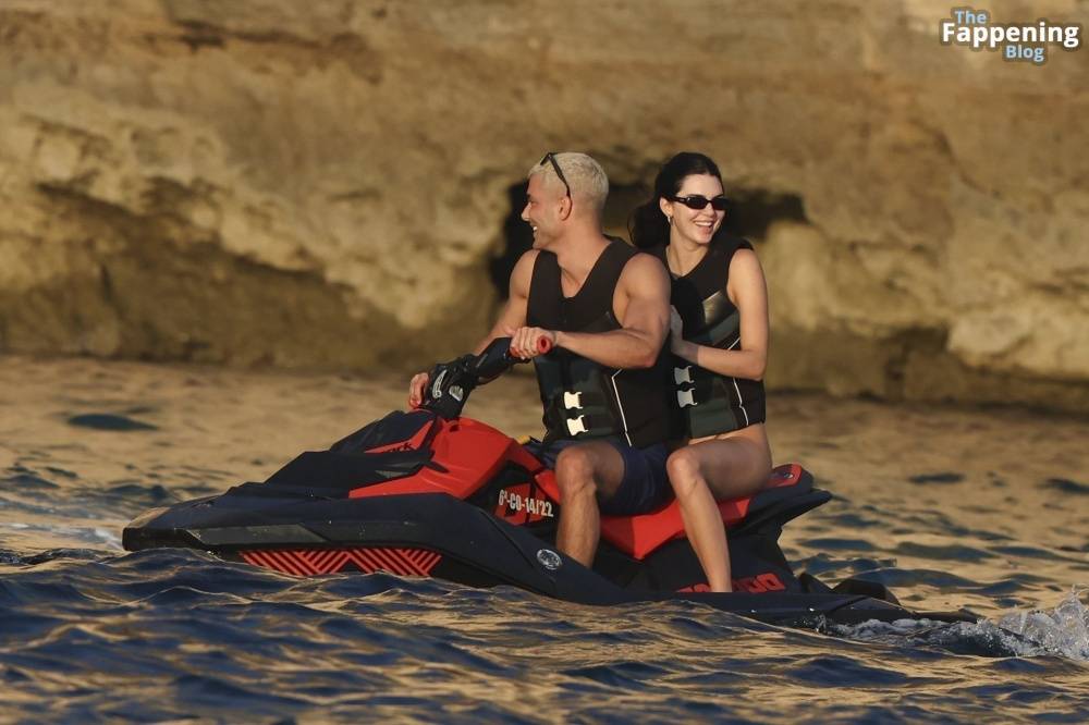 Kendall Jenner Looks Great in a Tiny Green Bikini in Ibiza (140 Photos) | Photo: 780111