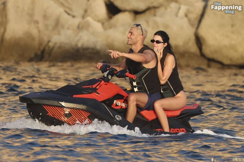 Kendall Jenner Looks Great in a Tiny Green Bikini in Ibiza (140 Photos) | Photo: 780116