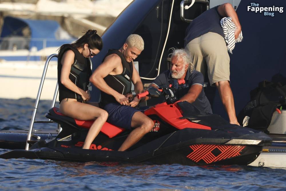 Kendall Jenner Looks Great in a Tiny Green Bikini in Ibiza (140 Photos) | Photo: 780108