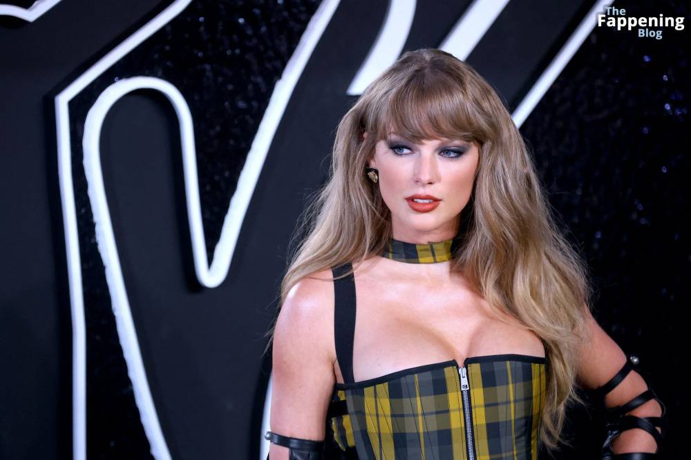 Taylor Swift Displays Nice Cleavage at the MTV VMAs (170 Photos) - #13