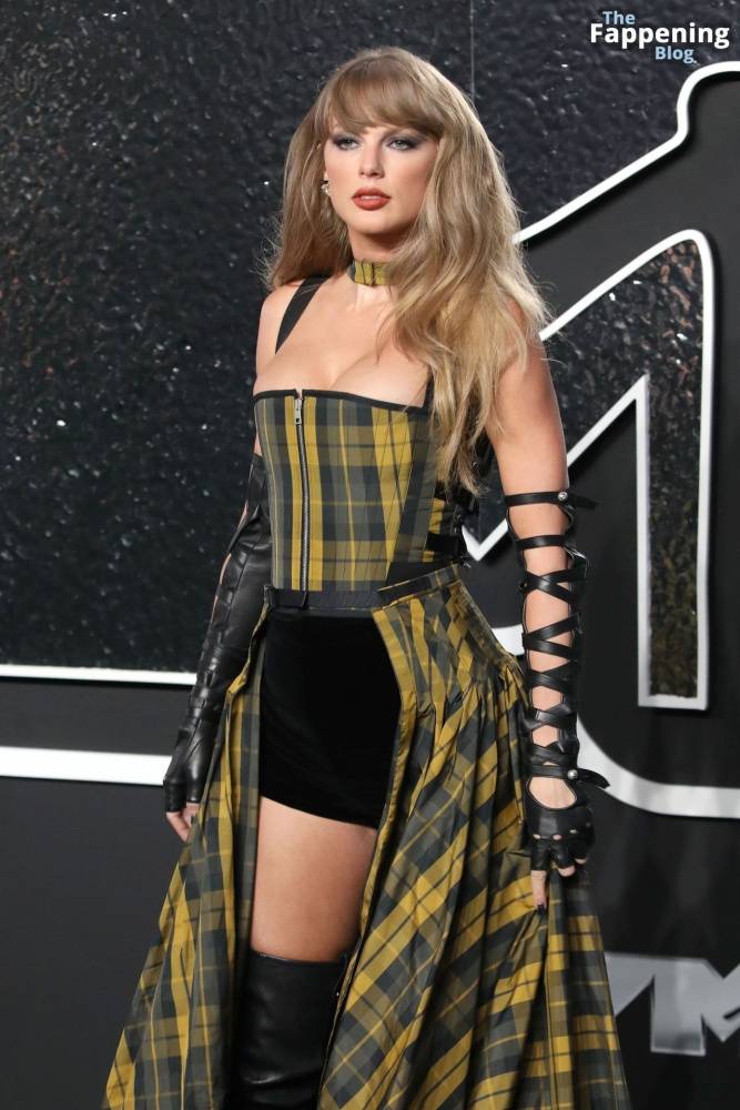 Taylor Swift Displays Nice Cleavage at the MTV VMAs (170 Photos) - #27