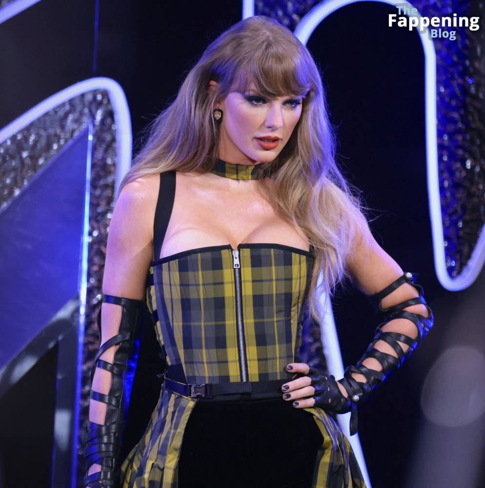 Taylor Swift Displays Nice Cleavage at the MTV VMAs (170 Photos) - #9