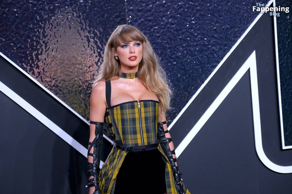 Taylor Swift Displays Nice Cleavage at the MTV VMAs (170 Photos) - #17