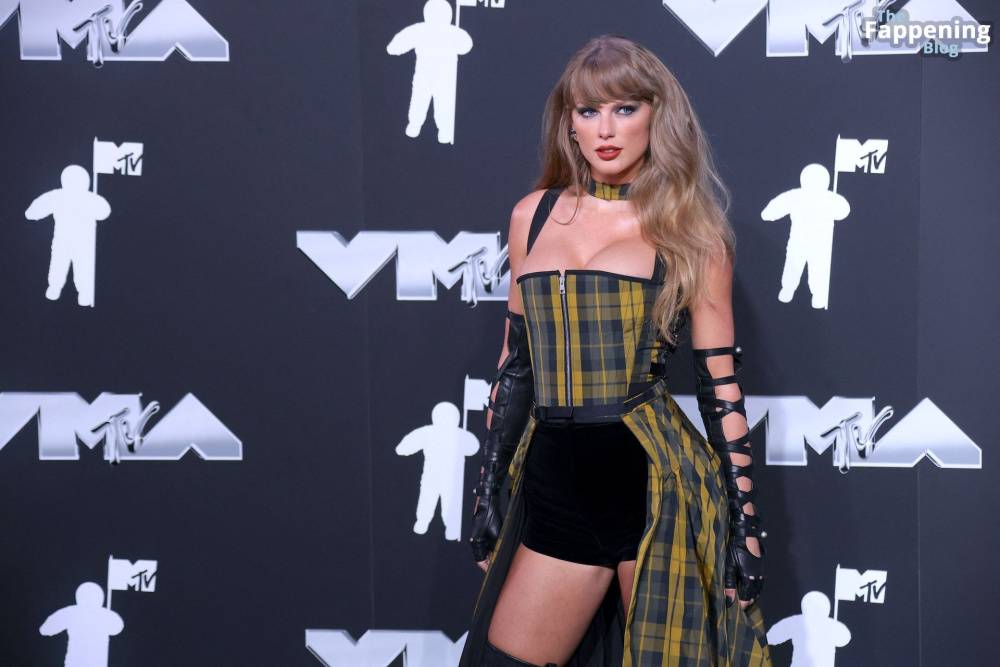 Taylor Swift Displays Nice Cleavage at the MTV VMAs (170 Photos) - #3