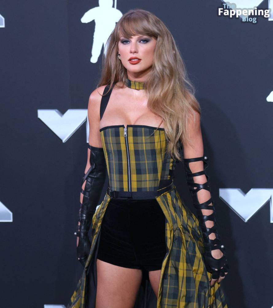 Taylor Swift Displays Nice Cleavage at the MTV VMAs (170 Photos) - #10