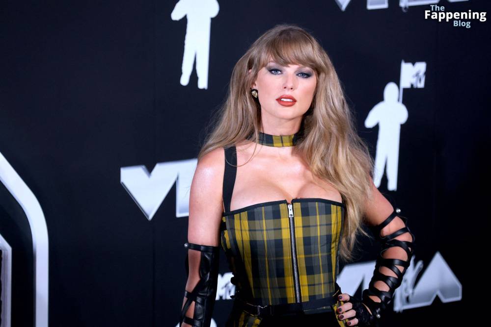 Taylor Swift Displays Nice Cleavage at the MTV VMAs (170 Photos) - #22