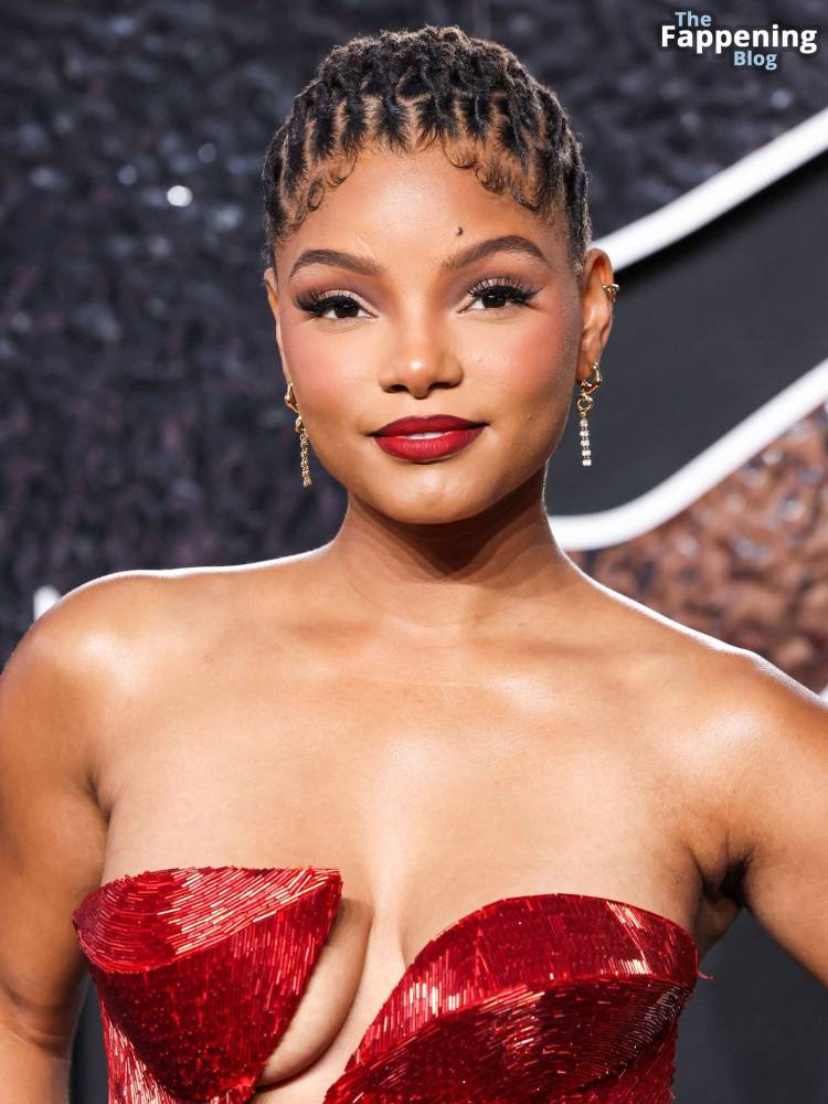 Halle Bailey Shows Off Her Assets at the VMAs (84 Photos) - #13