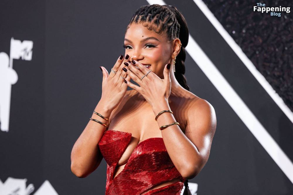 Halle Bailey Shows Off Her Assets at the VMAs (84 Photos) - #20