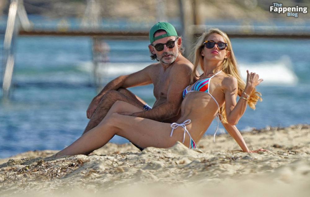 Lydia Zoglmeier & Niclas Castello Enjoy a Day on the Beach in St. Tropez (45 Photos) - #4