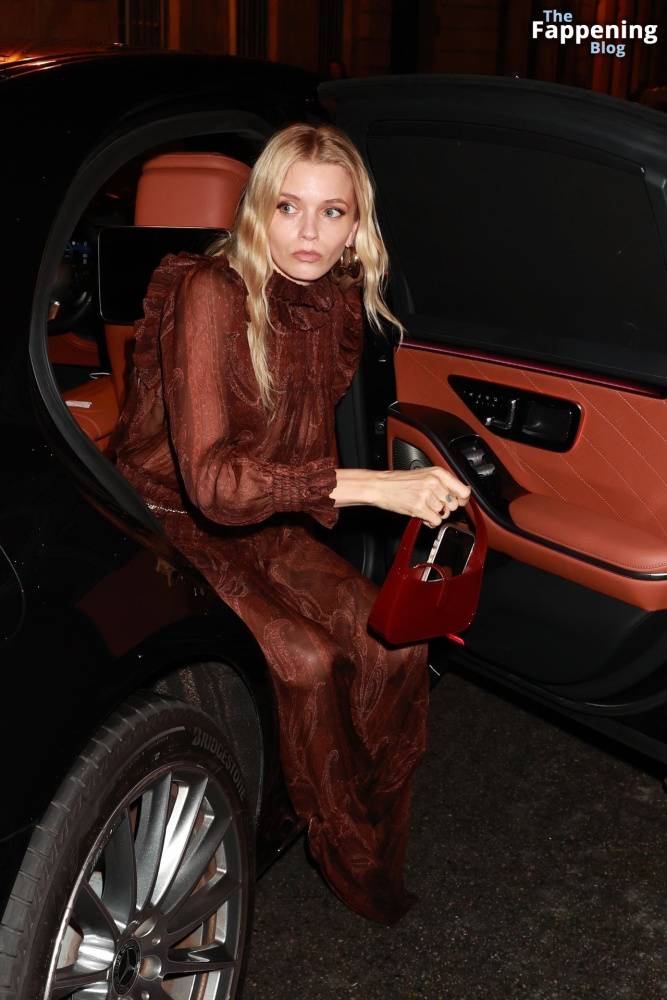 Abbey Lee Kershaw Displays Her Nude Tits at the Saint Laurent Show in Paris (35 Photos) - #17