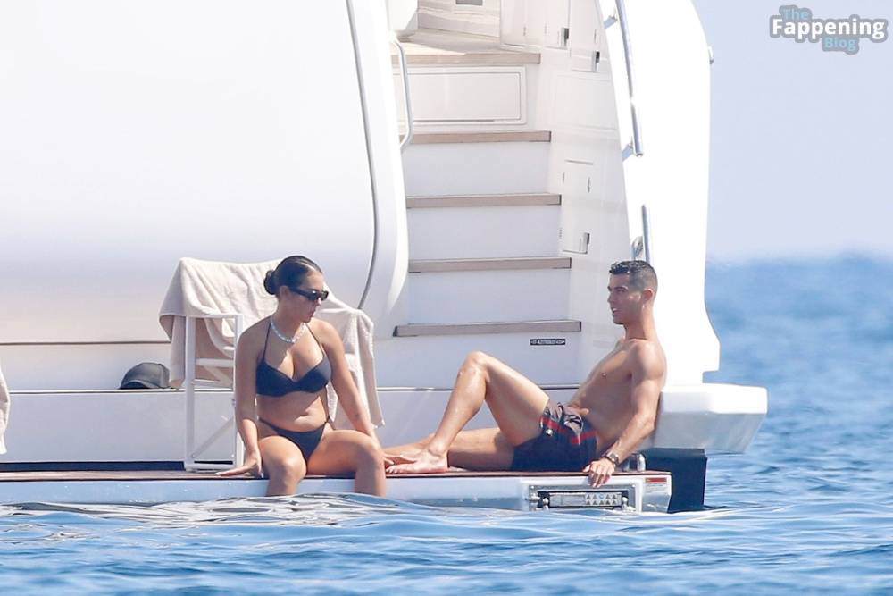 Georgina Rodriguez & Cristiano Ronaldo Enjoy Luxurious Yacht Day in the South of France (104 Photos) - #12