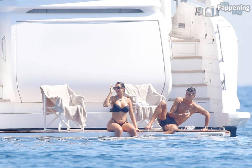 Georgina Rodriguez & Cristiano Ronaldo Enjoy Luxurious Yacht Day in the South of France (104 Photos) - #10