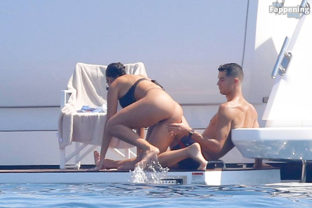 Georgina Rodriguez & Cristiano Ronaldo Enjoy Luxurious Yacht Day in the South of France (104 Photos) - #21