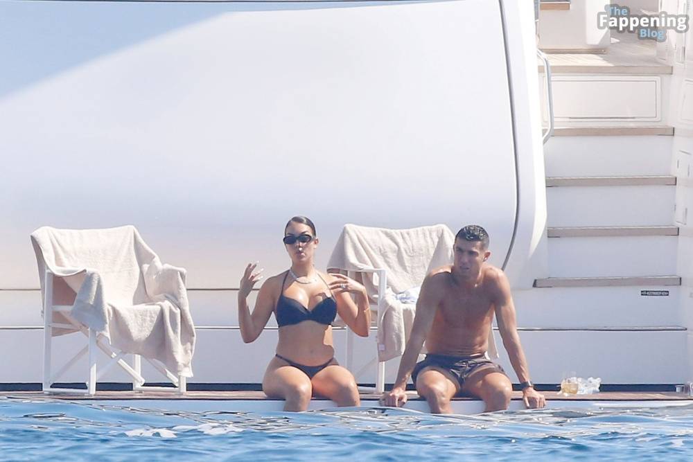 Georgina Rodriguez & Cristiano Ronaldo Enjoy Luxurious Yacht Day in the South of France (104 Photos) - #9