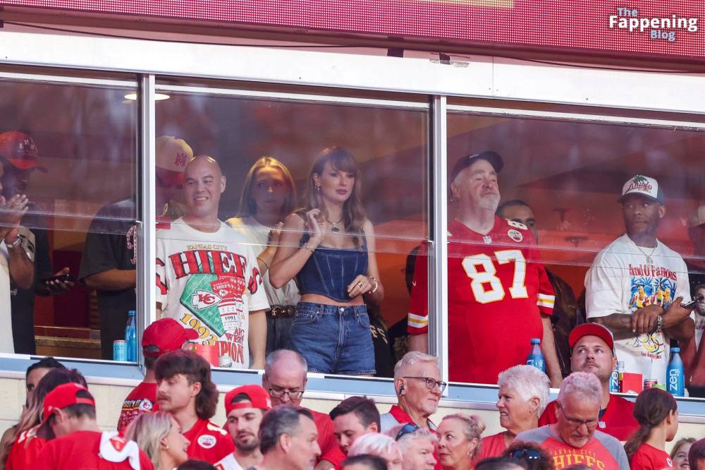 Taylor Swift Looks Stunning in Denim Shorts and Thigh-High Boots at Arrowhead Stadium (19 Photos) - #14