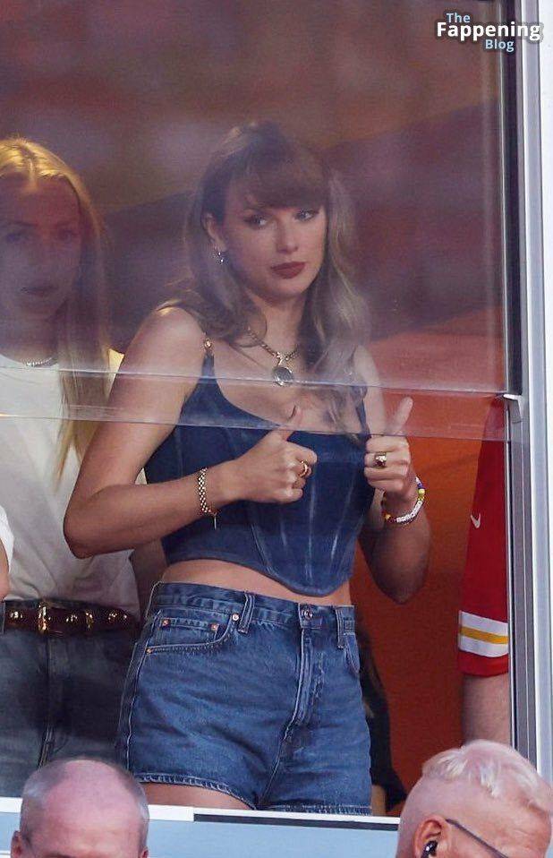 Taylor Swift Looks Stunning in Denim Shorts and Thigh-High Boots at Arrowhead Stadium (19 Photos) - #18