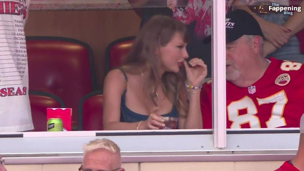 Taylor Swift Looks Stunning in Denim Shorts and Thigh-High Boots at Arrowhead Stadium (19 Photos) - #4