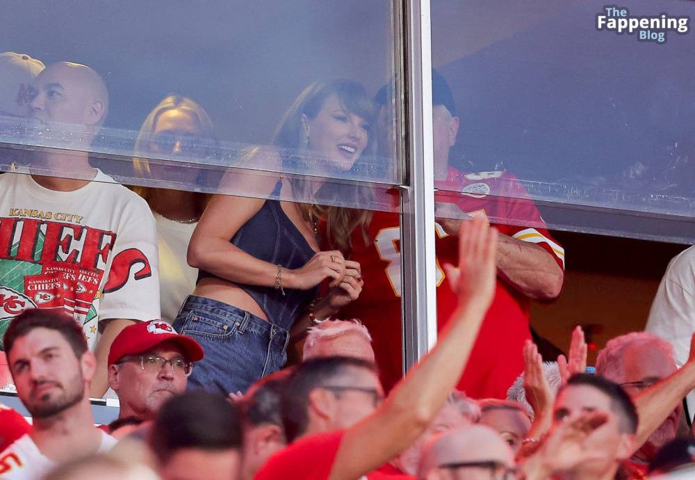 Taylor Swift Looks Stunning in Denim Shorts and Thigh-High Boots at Arrowhead Stadium (19 Photos) - #13