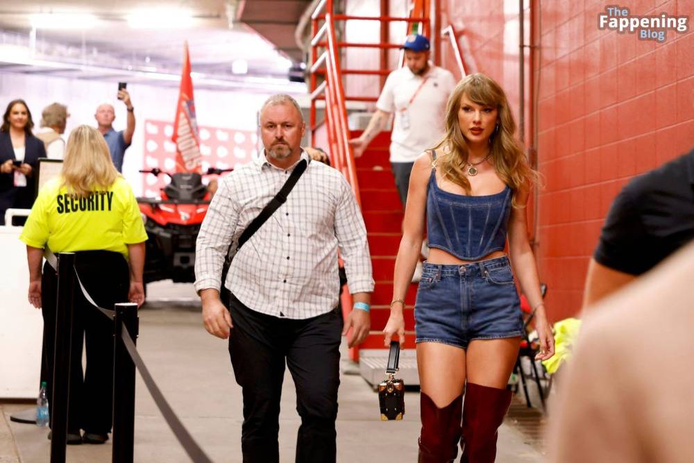 Taylor Swift Looks Stunning in Denim Shorts and Thigh-High Boots at Arrowhead Stadium (19 Photos) - #2