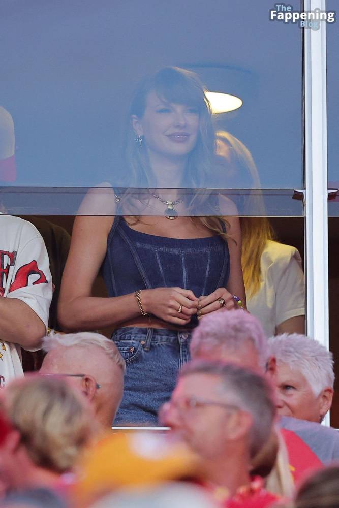 Taylor Swift Looks Stunning in Denim Shorts and Thigh-High Boots at Arrowhead Stadium (19 Photos) - #6