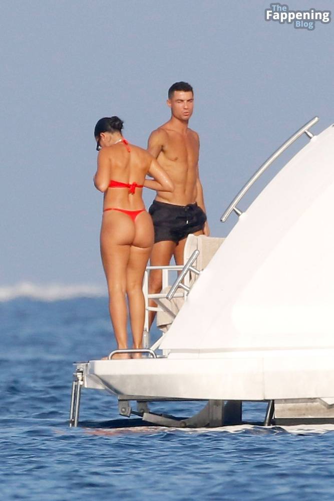 Georgina Rodriguez & Cristiano Ronaldo Enjoy Luxurious Yacht Day in the South of France (125 Photos) - #18