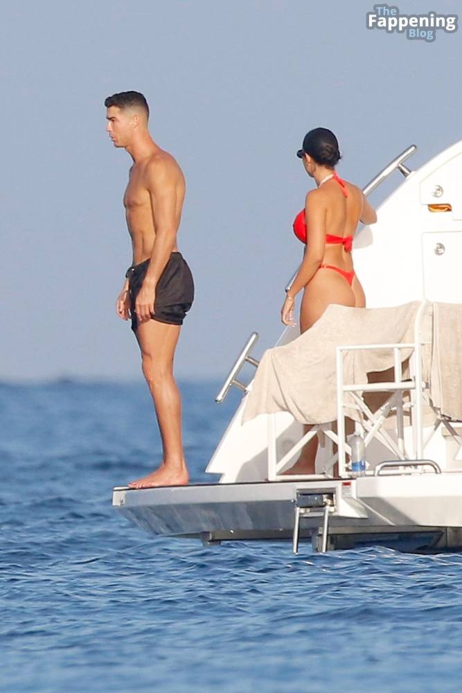 Georgina Rodriguez & Cristiano Ronaldo Enjoy Luxurious Yacht Day in the South of France (125 Photos) - #27