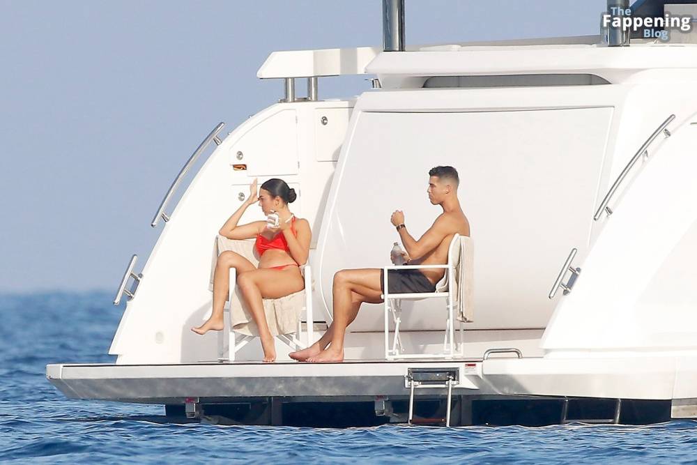 Georgina Rodriguez & Cristiano Ronaldo Enjoy Luxurious Yacht Day in the South of France (125 Photos) - #13