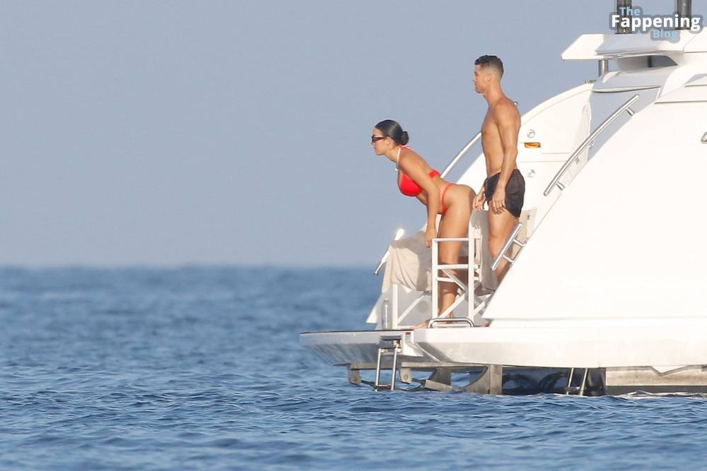 Georgina Rodriguez & Cristiano Ronaldo Enjoy Luxurious Yacht Day in the South of France (125 Photos) - #1