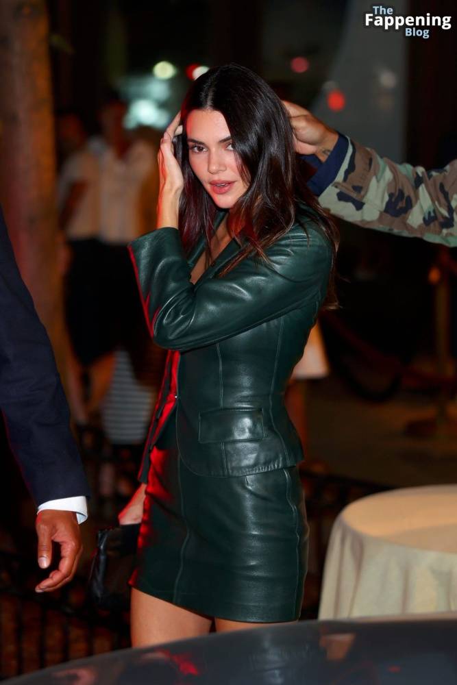 Kendall Jenner is Seen in a Mini Skirt Out in NYC (18 Photos) | Photo: 787623