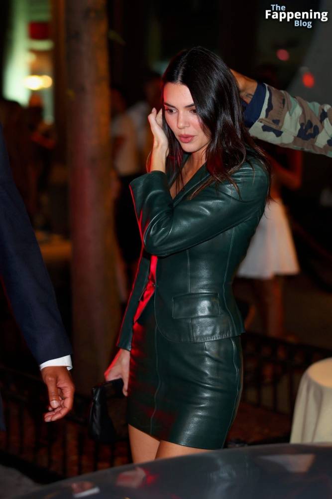 Kendall Jenner is Seen in a Mini Skirt Out in NYC (18 Photos) | Photo: 787624