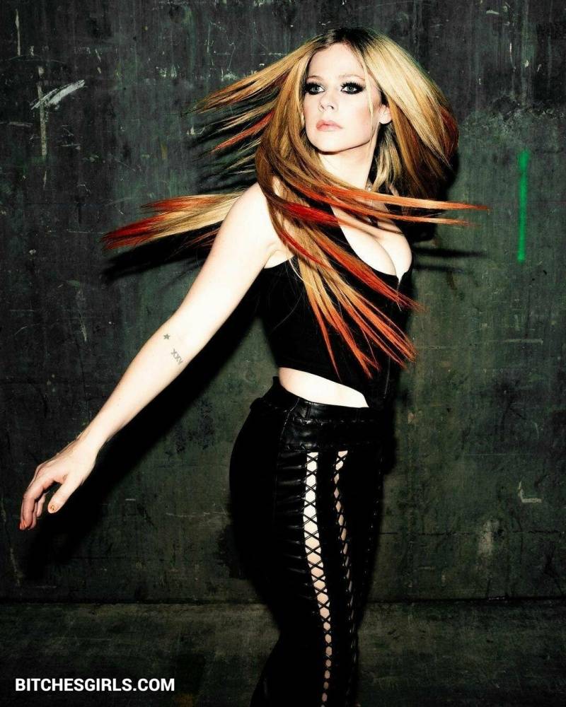 Avril Lavigne Nude Celebrity Leaked Tits Photos - #main