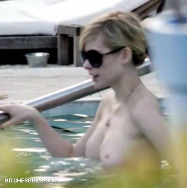 Avril Lavigne Nude Celebrity Leaked Tits Photos on fansphoto.pics