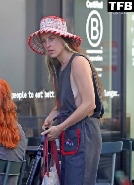 Braless Scout Willis Runs Into Friends While Heading to the Grocery Store on fansphoto.pics