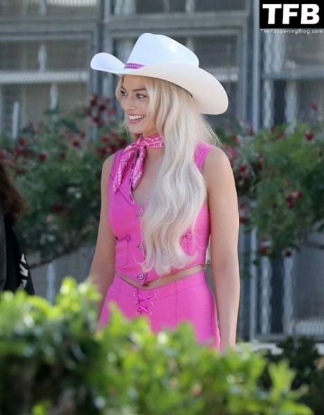 Margot Robbie & Ryan Gosling Wear Cowboy Hats in a Scene for 1CBarbie 1D in LA on fansphoto.pics