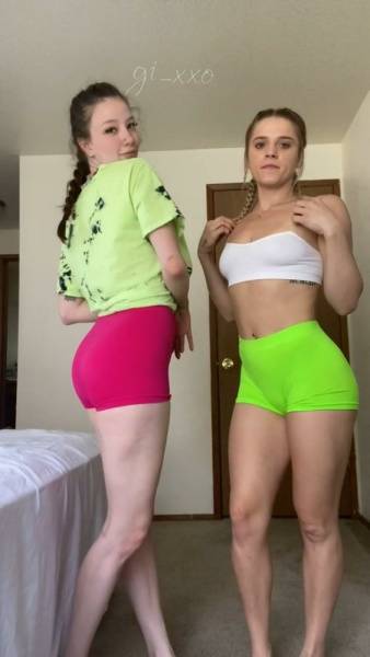 Gii_xoxo69 Lesbian TikTok Challenge Onlyfans Video Leaked on fansphoto.pics
