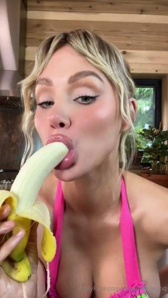 Sara Jean Underwood Banana Blowjob OnlyFans Video Leaked on fansphoto.pics
