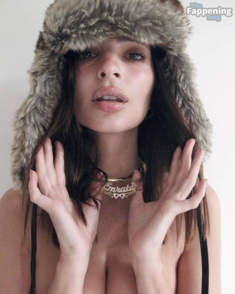 Emily Ratajkowski Topless (3 Hot Photos) on fansphoto.pics