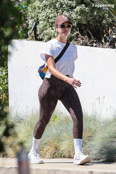 Jessica Alba Shows Off Her Sexy Butt Wearing Leggings in Beverly Hills (23 Photos) on fansphoto.pics